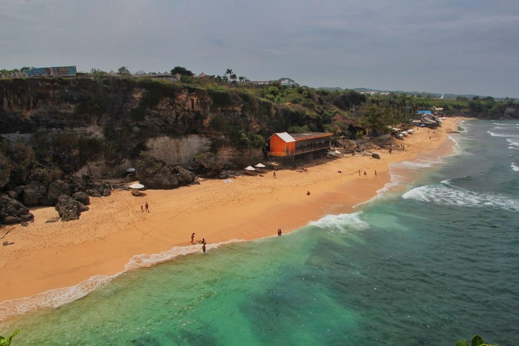 Balangan Beach - ein breiter gelber Strand und keine starken Wellen. Von oben sieht alles so klein aus.