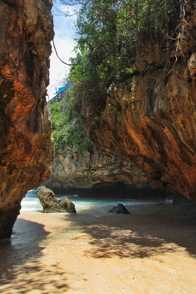 Uluwatu Beach - er fühlt sich an, als wäre man in einer Höhle.