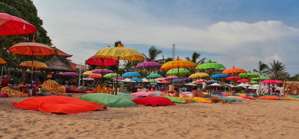 Der Nusa Dua Beach ist edel. So auch die Sitzgelegenheiten. Die Kissen und Schirme stechen in bunten Farben hervor.